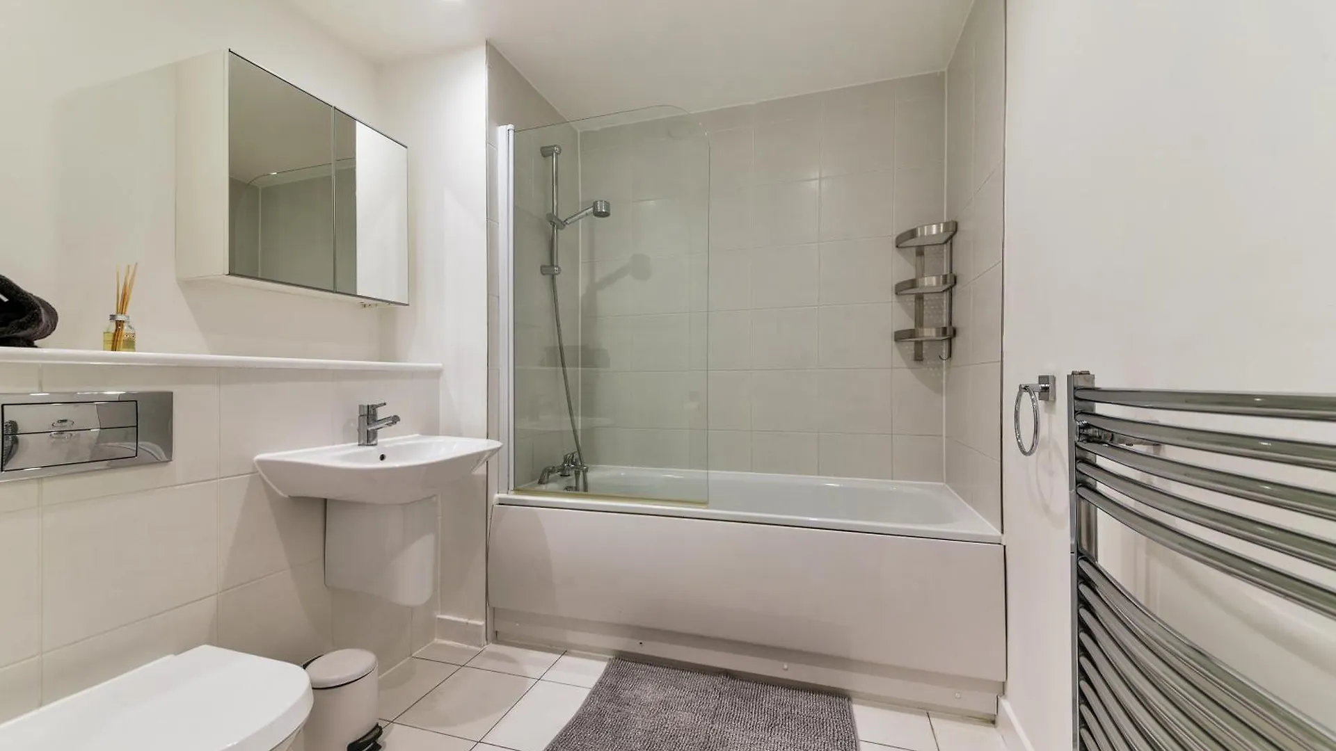 Incredible 2 Bed, 2 Bath Flat In Canary Wharf London 0*,